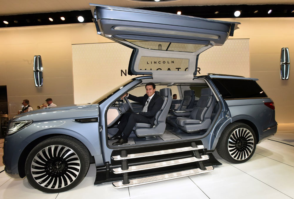 Ford Redesigns Massive Lincoln Navigator A Spacious Lounge On Wheels